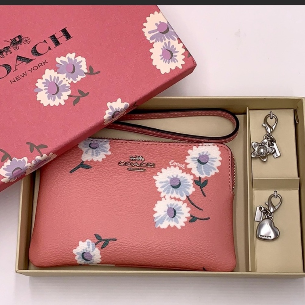 🌸NEW! Coach Gift Set. Wristlet with Charms🌸 - Picture 9 of 9